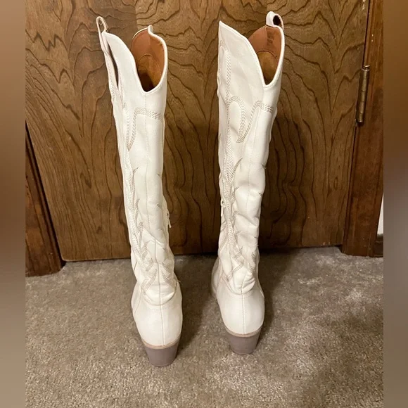 White Boots - Picture 5 of 7